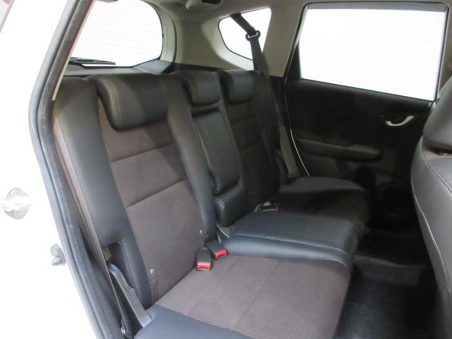 リアシートもゆったり快適に座っていただけますので、後部座席にお乗りの大切な方も楽しくドライブに参加していただけます。