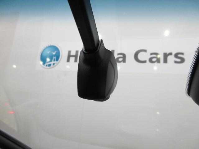 フィット ｅ：ＨＥＶホーム　前後ドラレコ　メモリーナビ　リアカメラ　ＥＴＣ２．０　ドアバイザー　ＨｏｎｄａＳＥＮＳＩＮＧ　ワンオーナー　前後誤発進抑制機能　クリソナ　助手席エアバッグ　運転席エアバッグ　１オナ　禁煙　ＬＥＤライト（5枚目）