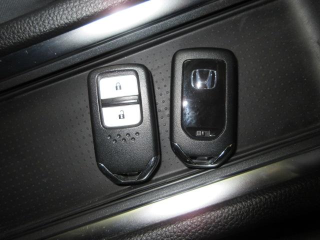フィット ｅ：ＨＥＶホーム　前後ドラレコ　メモリーナビ　リアカメラ　ＥＴＣ２．０　ドアバイザー　ＨｏｎｄａＳＥＮＳＩＮＧ　ワンオーナー　前後誤発進抑制機能　クリソナ　助手席エアバッグ　運転席エアバッグ　１オナ　禁煙　ＬＥＤライト（7枚目）