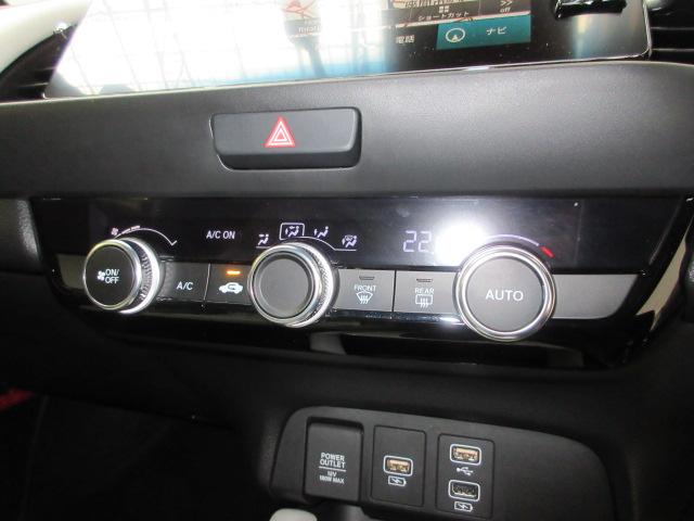 フィット ｅ：ＨＥＶホーム　前後ドラレコ　メモリーナビ　リアカメラ　ＥＴＣ２．０　ドアバイザー　ＨｏｎｄａＳＥＮＳＩＮＧ　ワンオーナー　前後誤発進抑制機能　クリソナ　助手席エアバッグ　運転席エアバッグ　１オナ　禁煙　ＬＥＤライト（11枚目）