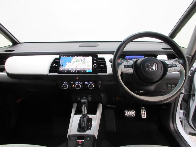 フィット ｅ：ＨＥＶホーム　前後ドラレコ　メモリーナビ　リアカメラ　ＥＴＣ２．０　ドアバイザー　ＨｏｎｄａＳＥＮＳＩＮＧ　ワンオーナー　前後誤発進抑制機能　クリソナ　助手席エアバッグ　運転席エアバッグ　１オナ　禁煙　ＬＥＤライト（12枚目）