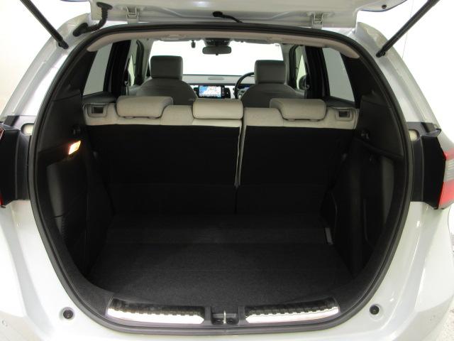 フィット ｅ：ＨＥＶホーム　前後ドラレコ　メモリーナビ　リアカメラ　ＥＴＣ２．０　ドアバイザー　ＨｏｎｄａＳＥＮＳＩＮＧ　ワンオーナー　前後誤発進抑制機能　クリソナ　助手席エアバッグ　運転席エアバッグ　１オナ　禁煙　ＬＥＤライト（16枚目）