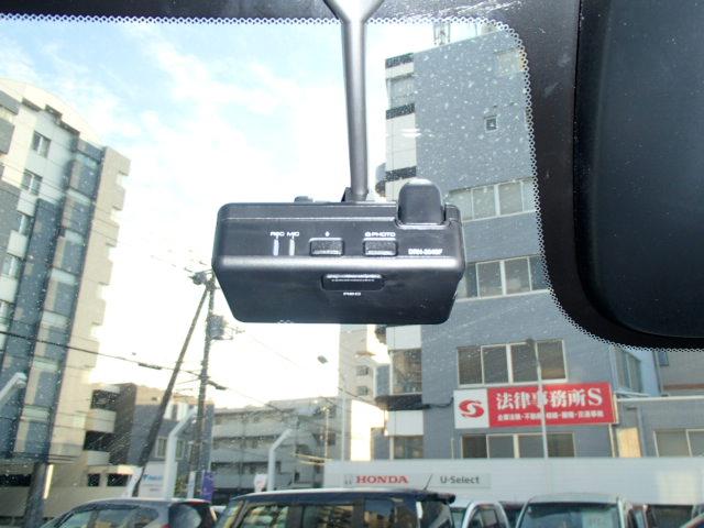 ステップワゴン ｅ：ＨＥＶスパーダ　７人　ＨｏｎｄａＳＥＮＳＩＮＧ　バックカメラ　ＥＴＣ　ＴＶ　Ｂｌｕｅｔｏｏｔｈ　運転席助手席シートヒーター　当社デモカー　ＬＥＤヘッドライト　純正アルミホイール　元試乗車　１オーナー　レーンアシスト（5枚目）