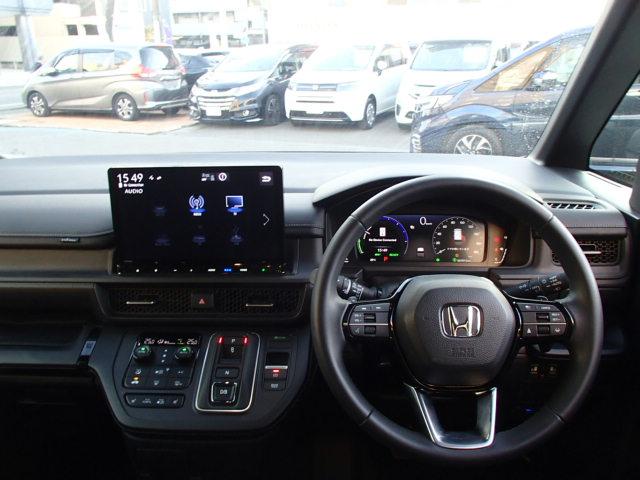 ステップワゴン ｅ：ＨＥＶスパーダ　７人　ＨｏｎｄａＳＥＮＳＩＮＧ　バックカメラ　ＥＴＣ　ＴＶ　Ｂｌｕｅｔｏｏｔｈ　運転席助手席シートヒーター　当社デモカー　ＬＥＤヘッドライト　純正アルミホイール　元試乗車　１オーナー　レーンアシスト（13枚目）