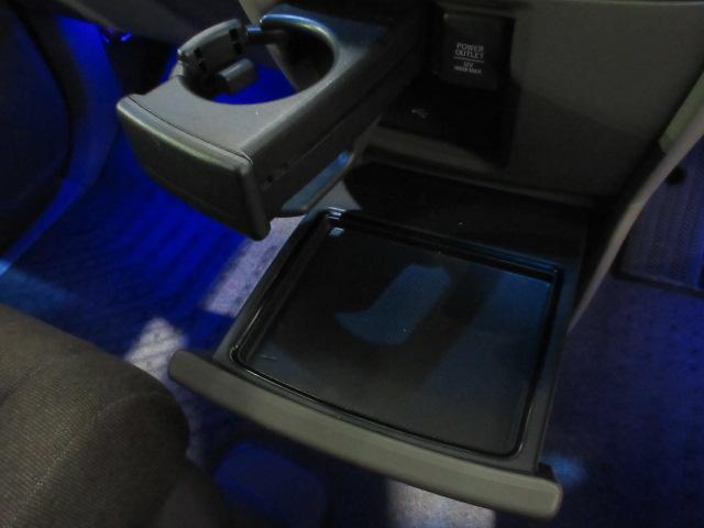 �^�]�Ȃ��������Ȃ�����g���₷���ʒu�Ɉ����o�����h�����N�z���_�[�ƃX�}�z�Ȃǂ�u����g���C��z�u�B