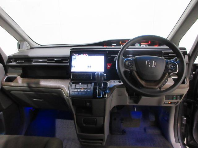 �h���C�o�[���ݍ��ނ悤�ɁA�f�B�X�v���[��X�C�b�`�A�R���\�[����z�u�B�������u�Ԃ���^�]�ւ̊��҂��I��Ԃ��̂��̂̐S�n�悳�ɂ�������Ă��܂��B