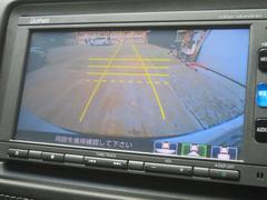 後方確認はオマカセのリアカメラ付です。雨天時や夜間のバック駐車時などで特に視界の安全確認に役立ちます。 4