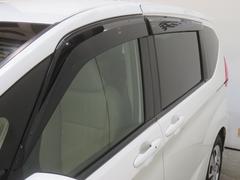 車内の空気の入れ替えだけでなく、雨天時の雨の入り込みや紫外線防止にも役立つドアバイザー装着済みです。 3