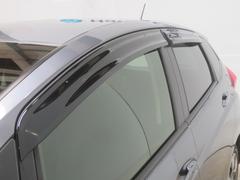 車内の空気の入れ替えだけでなく、雨天時の雨の入り込みや紫外線防止にも役立つドアバイザー装着済みです。 4