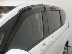 車内の空気の入れ替えだけでなく、雨天時の雨の入り込みや紫外線防止にも役立つドアバイザー装着済みです。 6