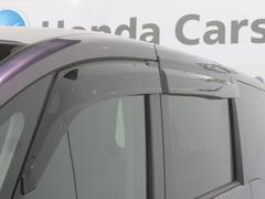 車内の空気の入れ替えだけでなく、雨天時の雨の入り込みや紫外線防止にも役立つドアバイザー装着済みです。 5