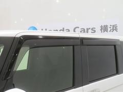 車内の空気の入れ替えだけでなく、雨天時の雨の入り込みや紫外線防止にも役立つドアバイザー装着済みです。 6