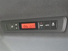 トリプルゾーンコントロールフルオートエアコンコンディショナー標準装備です。運転席助手席後部の３つのゾーンをそれぞれ温度設定できます。後部座席側でもエアコン調整ができ、快適に過ごすことができます。 3