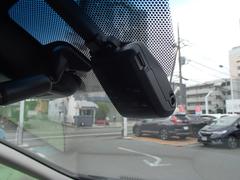 万が一の事故はもちろん快適で安全なドライブの必需品純正スマホ連動タイプのドライブレコーダーが付いています。こちらはフロント側のカメラと映像です。 3