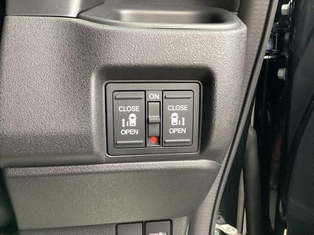 N-BOXカスタム ターボ 元デモカー 衝突被害軽減 禁煙 AW キーフリー Pセンサー ESC パワステ DVD再生 両席エアバック サイドエアバッグ ターボ車 USB接続 スマートキー Bカメラ パワーウィンドウ 1オナ(18枚目)