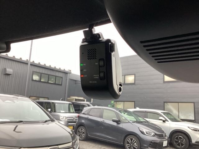 N-BOXカスタム ターボ 元デモカー 衝突被害軽減 禁煙 AW キーフリー Pセンサー ESC パワステ DVD再生 両席エアバック サイドエアバッグ ターボ車 USB接続 スマートキー Bカメラ パワーウィンドウ 1オナ(20枚目)