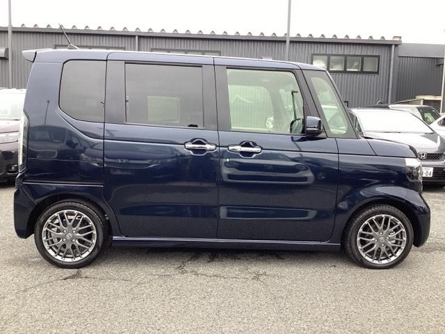 N-BOXカスタム ターボ 元デモカー 衝突被害軽減 禁煙 AW キーフリー Pセンサー ESC パワステ DVD再生 両席エアバック サイドエアバッグ ターボ車 USB接続 スマートキー Bカメラ パワーウィンドウ 1オナ(33枚目)