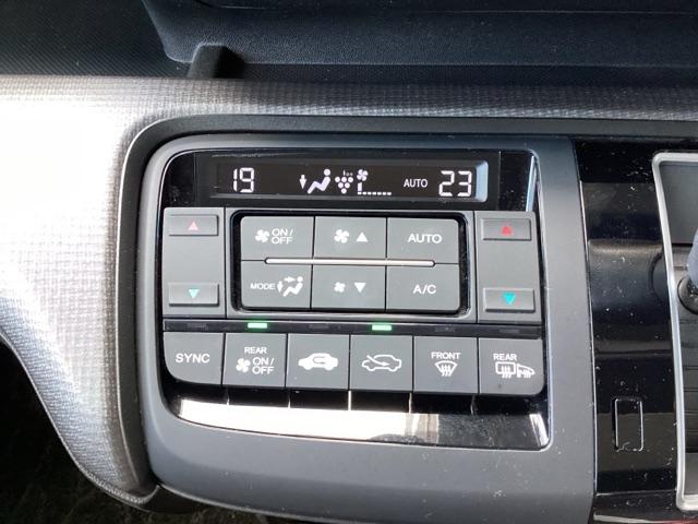 ステップワゴンスパーダ スパーダホンダセンシング 禁煙 盗難防止 助手席エアバッグ ワンオーナ- Wパワスラ メモリナビ 記録簿有 地デジ LEDライト 横滑り防止システム オートエアコン リアカメラ USB ナビ&TV 三列シート アイドリングS(9枚目)