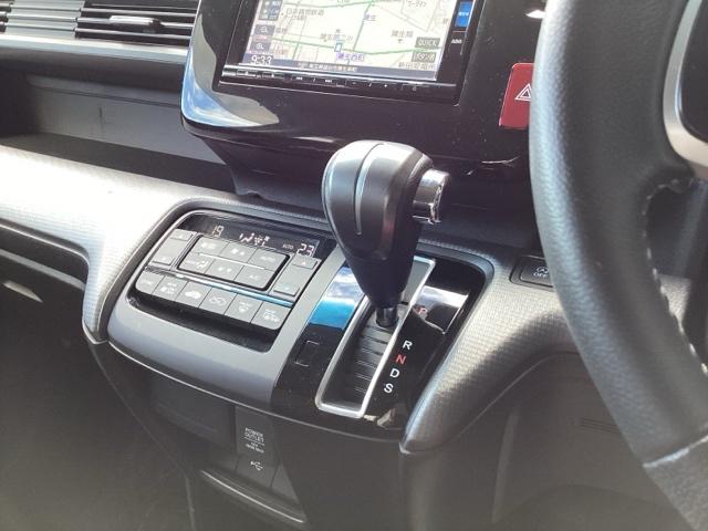 ステップワゴンスパーダ スパーダホンダセンシング 禁煙 盗難防止 助手席エアバッグ ワンオーナ- Wパワスラ メモリナビ 記録簿有 地デジ LEDライト 横滑り防止システム オートエアコン リアカメラ USB ナビ&TV 三列シート アイドリングS(10枚目)