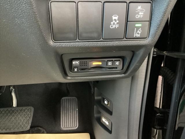 ステップワゴンスパーダ スパーダホンダセンシング 禁煙 盗難防止 助手席エアバッグ ワンオーナ- Wパワスラ メモリナビ 記録簿有 地デジ LEDライト 横滑り防止システム オートエアコン リアカメラ USB ナビ&TV 三列シート アイドリングS(15枚目)