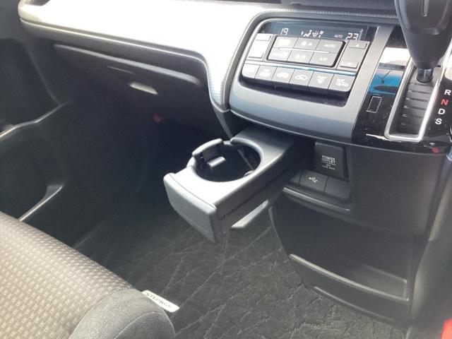 ステップワゴンスパーダ スパーダホンダセンシング 禁煙 盗難防止 助手席エアバッグ ワンオーナ- Wパワスラ メモリナビ 記録簿有 地デジ LEDライト 横滑り防止システム オートエアコン リアカメラ USB ナビ&TV 三列シート アイドリングS(17枚目)