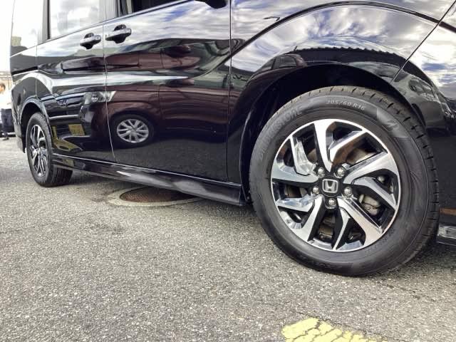 ステップワゴンスパーダ スパーダホンダセンシング 禁煙 盗難防止 助手席エアバッグ ワンオーナ- Wパワスラ メモリナビ 記録簿有 地デジ LEDライト 横滑り防止システム オートエアコン リアカメラ USB ナビ&TV 三列シート アイドリングS(33枚目)