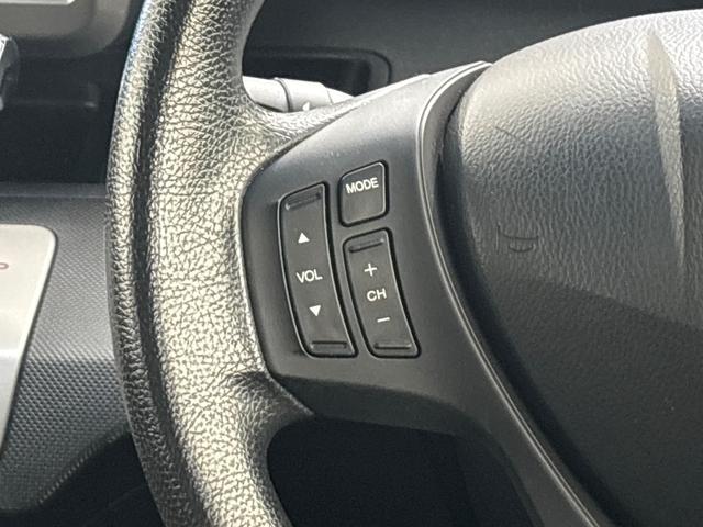 ステアリングにはオーディオコントロールスイッチが付いていますので、目線を正面から外すことが無く、また、ステアリングから手を離さずにオーディオ操作ができます