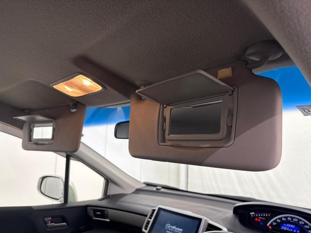 【あると便利な装備】運転席・助手席サンバイザーミラー＋マップランプが装備されています