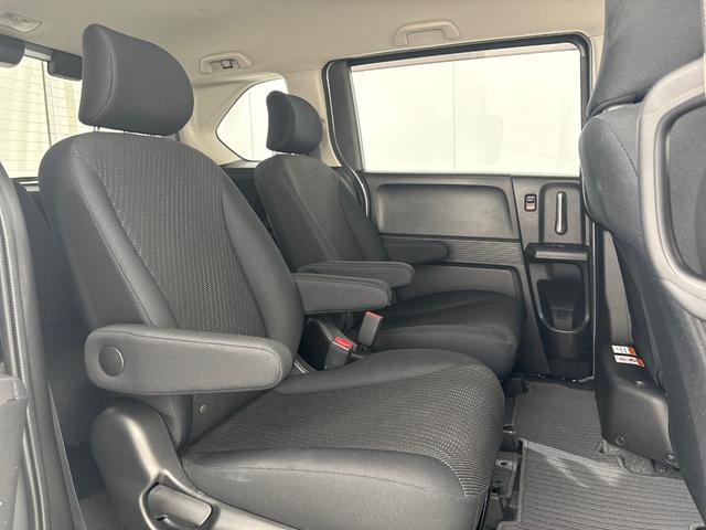 【後席シート】サイズ感以上に感じる後席のゆとり！ひざまわり、頭上にもしっかりとゆとりがありますので、後部座席でも快適なドライブがお楽しみいただけると思います