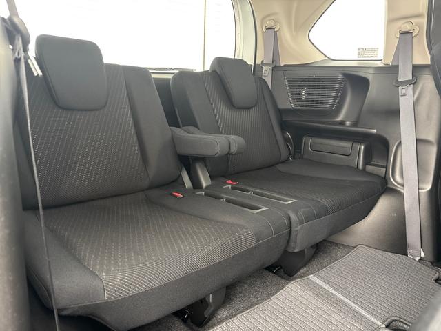 【３列目シート】３列目シートはミニマムサイズですが大人二人がお座り頂けるだけのスペースが有ります！更に左右ハネ上げ式で、お使いにならない時はラゲッジスペースとして活躍します！