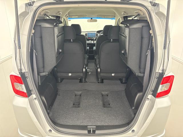 【ラゲッジスペース】３列目シートをハネ上げると、とても広いラゲッジスペースに変身しちゃいます！更に、２列目シートも前方へスライドすればより広くなります♪