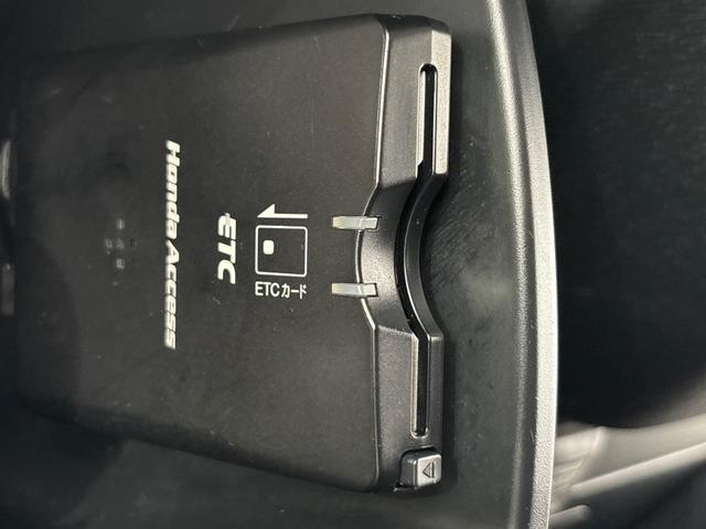 ステップワゴンスパーダ Z メモリーナビ フルセグTV バックカメラ 両側パワースライドドア ディスチャージヘッドライト 前後ドラレコ 横滑り防止装置 パドルシフト ETC 横滑防止 イモビ スマキー 地デジTV 3列シ-ト(22枚目)