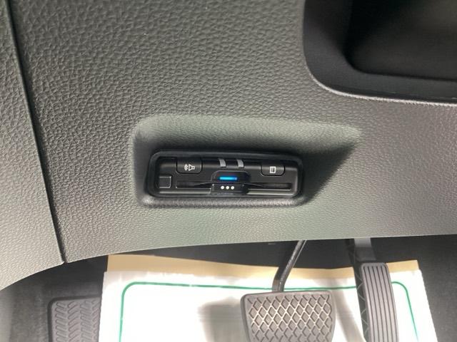 フィット e:HEVホーム 元デモカー 助手席エアバッグ 運転席エアバッグ アイドリングストップ 禁煙 LEDライト USB接続 バックカメラ ABS サイドエアバッグ オートクルーズコントロール フルセグTV DVD再生(17枚目)