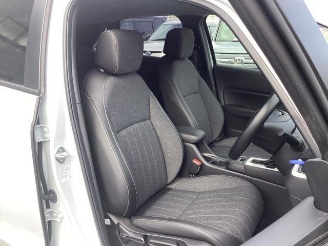 フィット e:HEVホーム 元デモカー 助手席エアバッグ 運転席エアバッグ アイドリングストップ 禁煙 LEDライト USB接続 バックカメラ ABS サイドエアバッグ オートクルーズコントロール フルセグTV DVD再生(19枚目)