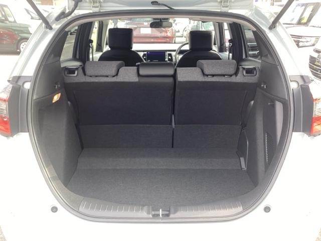 フィット e:HEVホーム 元デモカー 助手席エアバッグ 運転席エアバッグ アイドリングストップ 禁煙 LEDライト USB接続 バックカメラ ABS サイドエアバッグ オートクルーズコントロール フルセグTV DVD再生(21枚目)