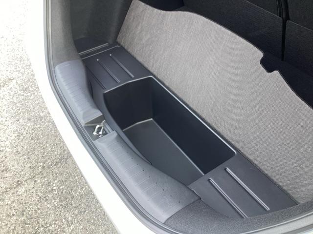 フィット e:HEVホーム 元デモカー 助手席エアバッグ 運転席エアバッグ アイドリングストップ 禁煙 LEDライト USB接続 バックカメラ ABS サイドエアバッグ オートクルーズコントロール フルセグTV DVD再生(22枚目)