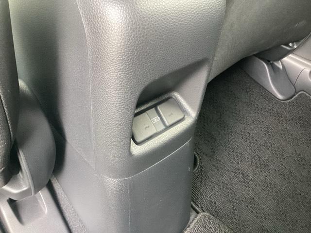 フィット e:HEVホーム 元デモカー 助手席エアバッグ 運転席エアバッグ アイドリングストップ 禁煙 LEDライト USB接続 バックカメラ ABS サイドエアバッグ オートクルーズコントロール フルセグTV DVD再生(25枚目)