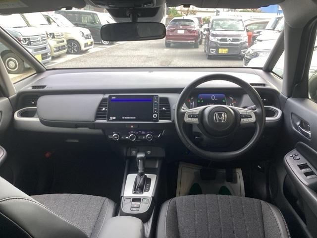 フィット e:HEVホーム 元デモカー 助手席エアバッグ 運転席エアバッグ アイドリングストップ 禁煙 LEDライト USB接続 バックカメラ ABS サイドエアバッグ オートクルーズコントロール フルセグTV DVD再生(26枚目)