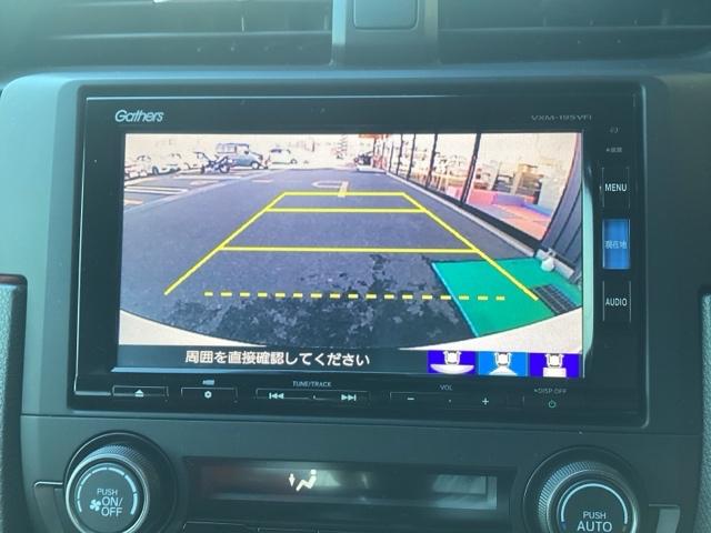 運転が苦手な方も車庫入れラクラクです！ギアをリバースに入れれば自動的にモニターが切り換わりますので、面倒な操作は不要です。狭い駐車場もお車を傷つけず安心です！