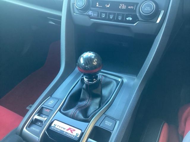 圧倒的な加速性能を引き出す６速マニュアルトランスミッションです！