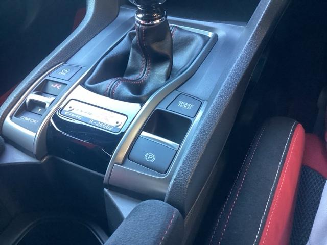 電子パーキングブレーキ、ブレーキホールド搭載！パーキングブレーキは手動で解除スムーズな発進が可能。ブレーキホールドは停車中に、ブレーキペダルを踏み続けなくても、自動的にブレーキを保持する機能です。