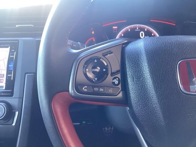 ハンドルオーディオリモコン。手元でオーディオの操作が可能です。走行中でもハンドルから手を離さずに操作ができて安心です。