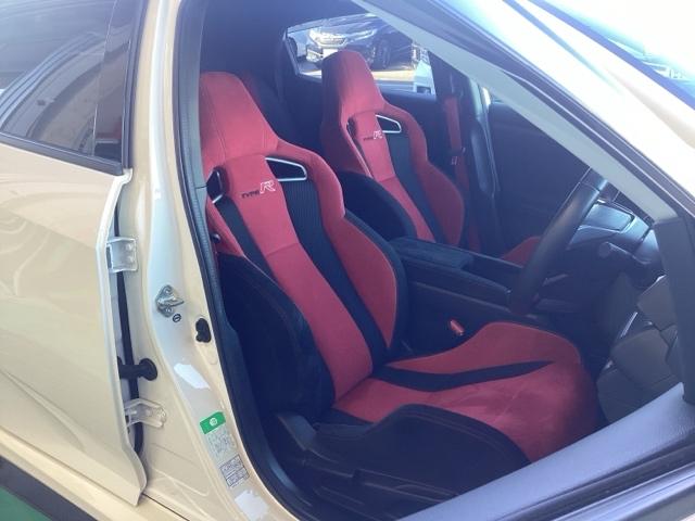 ドライバーの操縦姿勢をしっかり保持するＴＹＰＥＲ専用シートです！