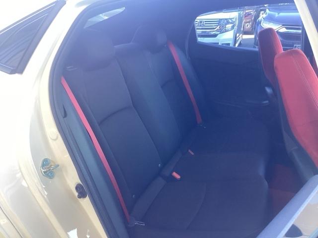 リアシートの足元広々！ゆったり空間で楽チンです。　ロングドライブも快適です。