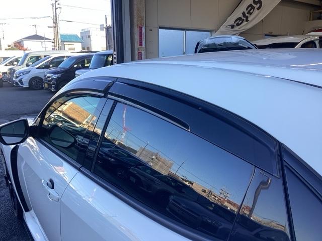 『ドアバイザー』装備です！雨の日でも窓を開けて換気ができる便利な装備！付いてて良かったと思える用品です！