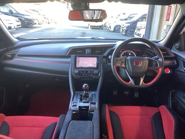 ドライバーを包み込むように、ディスプレーやスイッチ、コンソールを配置。座った瞬間から運転への期待が！空間そのものの心地よさにこだわっています。