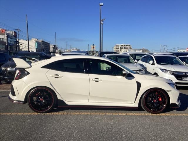 空気抵抗を抑え、マイナスリフトを追求したエアロフォルムです。