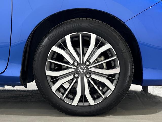 ���I�[�f�B�I�R���g���[���X�C�b�`���X�e�A�����O�ɂ̓I�[�f�B�I�R���g���[���X�C�b�`���t���Ă��܂��̂ŁA�ڐ��𐳖ʂ���O�����Ƃ������A�܂��A�X�e�A�����O�����𗣂����ɃI�[�f�B�I���삪�ł��܂�