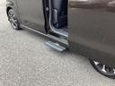 左側はオートサイドステップ装備です！スライドドアの開閉に連動して作動します♪