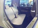 リアシートの足元広々!ゆったり空間で楽チンです。 ロングドライブも快適です。